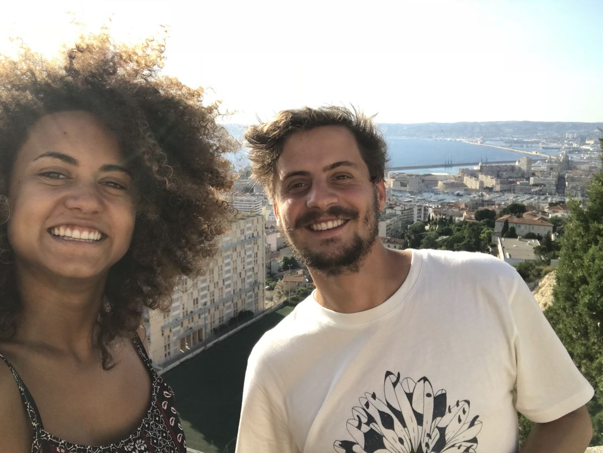 Martin et Megane en selfie souriant, lors d'un passage à Notre-Dame de la Garde